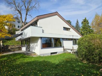 Grosses Einfamilienhaus mit 2 separaten Eingängen und Garagen 